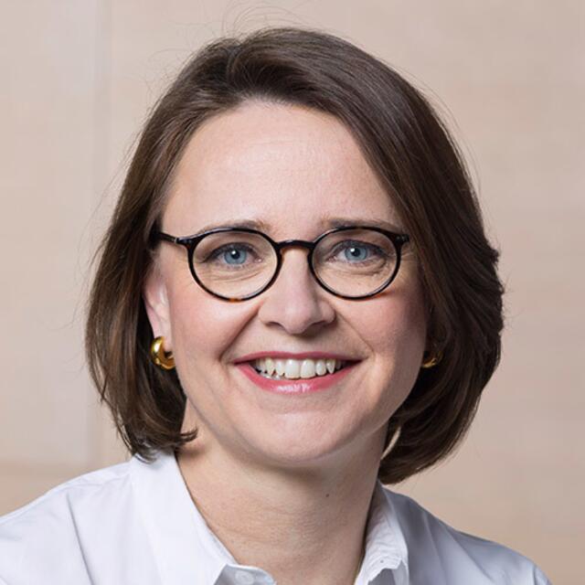 Nach dem Abitur am Gymnasium Balingen studierte Annette Widmann-Mauz acht Jahre lang Politik- und Rechtswissenschaften an der Eberhard Karls Universität Tübingen, machte aber keinen Abschluss.
