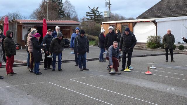 Am Tag vor dem Fest: "Asphaltschießen" - trotz des ungemütlichen Wetters. Foto: W. Schmidt.