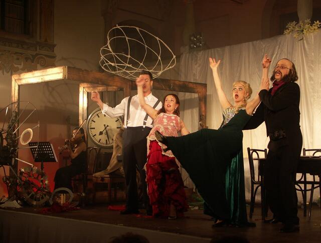 Cancan-Tänzer bei der Silvester-Show 2017 | Foto: Matthias Wurm