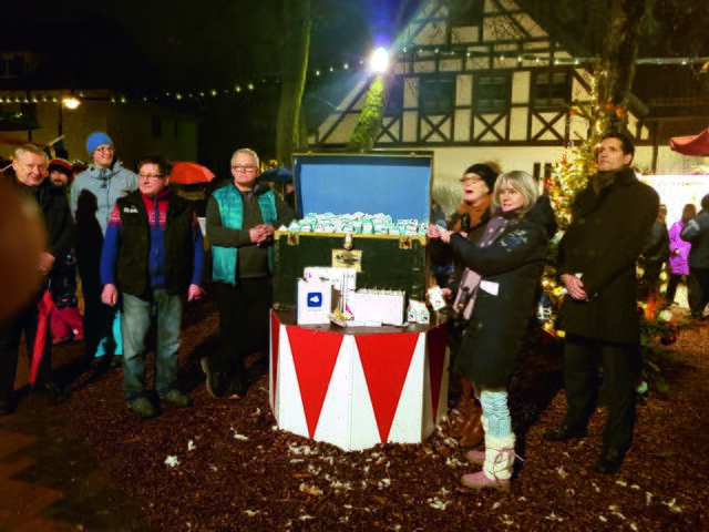 Glückswürfelaktion auf dem Neusässer Weihnachtsmarkt (2017) | Foto: Aktionsgemeinschaft Neusäß