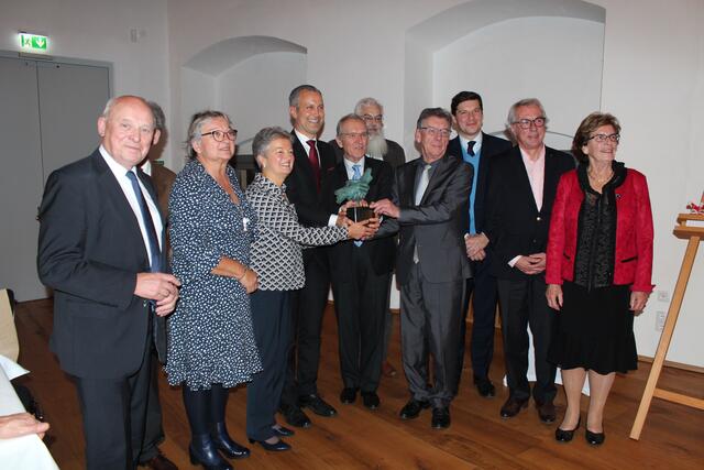 v.l.n.r.: Altbürgermeister Albert Kling, Stadträtin Marie Jarry aus Bressuire, Helen Oberndorfer, Bürgermeister Roland Eichmann, Christian Desbois, Gabriel Liegeois, Jean-Michel Bernier, Benoît Schneider, Dr. Peter Bergmair, Liselotte Funk. Foto: R. Nägele.