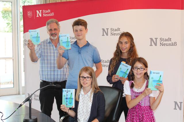 Lesung "Im Fluss" mit Peter Dempf, Jan Bartl, Nathalie Schoger, Chiara Marzo, Nora Faber (von links) | Foto: Andrea Faber/Stadt Neusäß