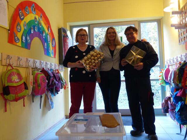 Übergabe der Bastelbox für den Baumschmuck im Kindergarten St. Dorothea | Foto: Oliver Kiehn