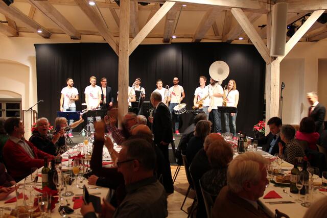 Die aus der Jugendkapelle entstandene Band "Brasseroni" sorgten für den musikalischen Auftakt im Saal. Foto: R. Nägele