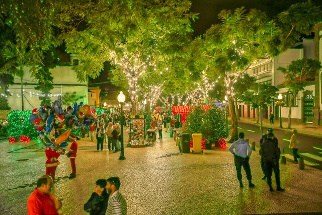 Hier beginnt ein liebenswerter Weihnachtsmarkt - ohne Glühwein - hier gibt's "Poncha".
