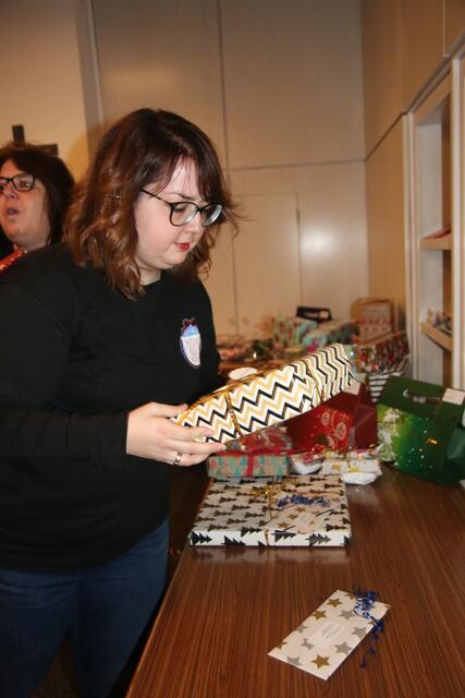 Yvonne Reutemann vom Verein Kinderweihnachtswunsch verteilt Geschenke.
