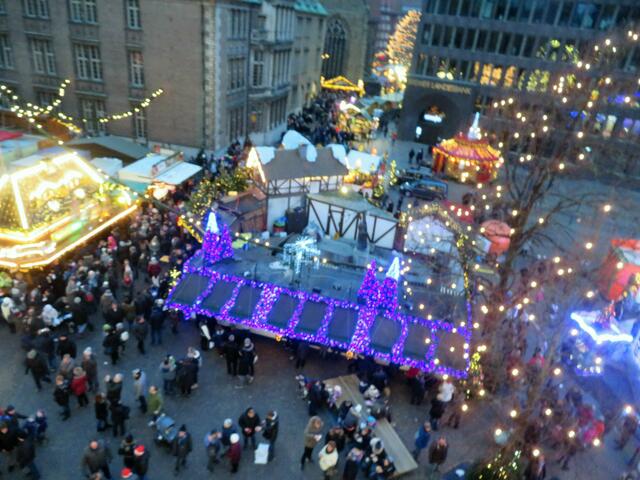 Eine lila Beleuchtung,von unten nicht zu sehen.