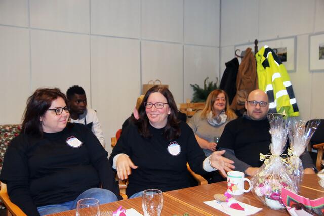 Schon seit sieben Jahren kommen Tanja Schnepp (Mitte) und ihr Team schon bei der Kinder-, Jugend- und Familienhilfe Hochzoll vorbei. Da ist die Freude groß.