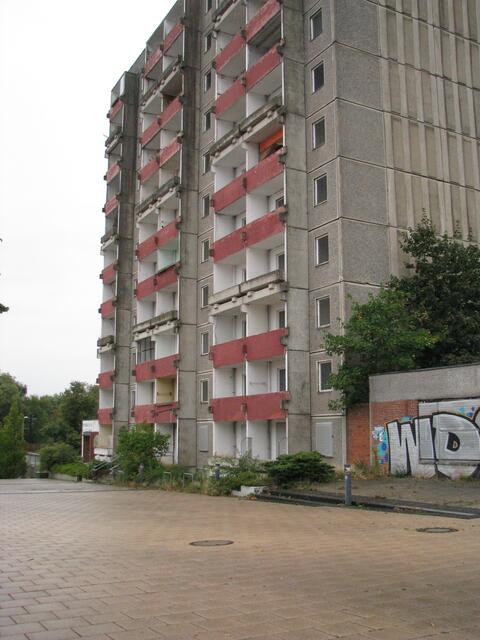 Auch dieses Hochhaus linksseitig vom Berliner Platz wird abgerissen.