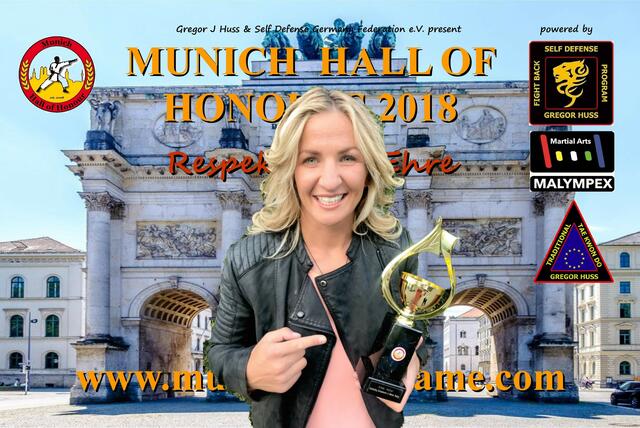 Die Awards -  Box Champion Nikki Adler mit Ihrem Award