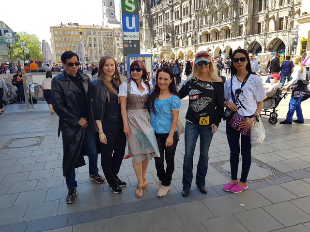Sighseeing Marienplatz München mit Cynthia Rothrock, Samuel Kwok, Daisy Lang, Valeria Sergejenkow, Agata Dowding und Ugyen Choden