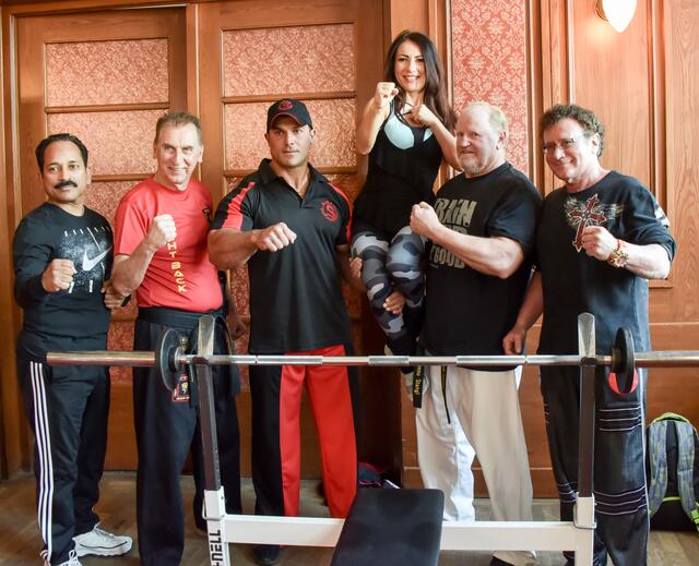 Strong Man - Woman Contest mit GM Amarjit Giri, India Gregor Huss, Silvio Simac, Agata Dowding, Gewicht Weltmeister Benno Stangl und Dr. Bob, WeltrekordHalter