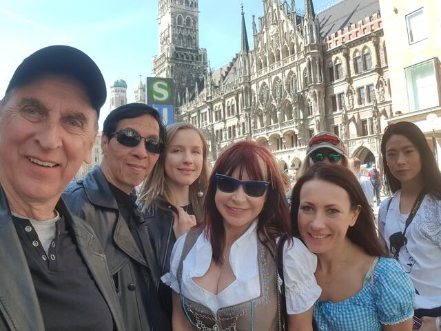 SELFIE TIME  - Sighseeing Marienplatz München mit Cynthia Rothrock, Samuel Kwok, Daisy Lang, Valeria Sergejenkow, Agata Dowding und Ugyen Choden und Gregor Huss