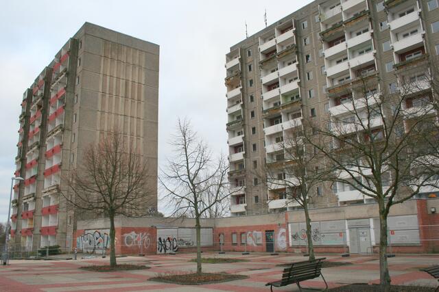 Hochhaus links und rechts werden abgerissen.(Berliner Platz)
