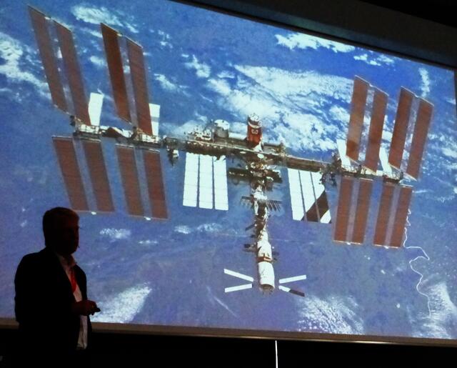 "2001: Odyssee im Weltraum" war einmal. Eine Raumstation, so groß wie zwei Fußballfelder, ist längst Realität geworden. Reiter hat ein halbes Jahr darin gelebt und bei Weltraumspaziergängen auf die Erde hinunter geblickt. Außerirdische könnten deutlich fortschrittlicher sein. Vielleicht reisen sie in großen Raumstationen zwischen den Sternen.