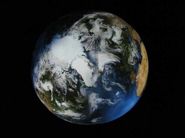 Doch gäbe es sie, wäre die Erde für sie ein attraktives Reiseziel. | Foto: Christel Wolter, 20 m große Erdkugel Gasometer Oberhausen