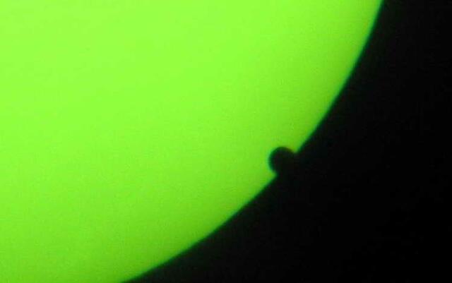 Planeten außerhalb des Sonnensystems sind zu klein, um sie mit irdischer Technik sehen zu können. Aber wenn sie vor einem Stern vorbeiziehen, so wie hier die Venus vor der Sonne, nehmen sie ihm Licht und verraten sich dadurch. Bei einer solchen Konstellation wie der abgebildeten, kann die Zusammensetzung der Atmosphäre eines Planeten ermittelt werden.