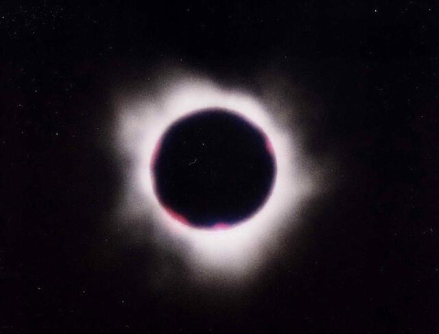 Doch die Lebensdauer eines Sternes ist begrenzt. Unsere Sonne - hier bei der totalen Finsternis am 11.8.1999 durch den Mond verdeckt - hat die Hälfte ihrer Lebensspanne hinter sich. Schon lange vor ihrem Ende wird auch auf der Erde kein Leben mehr möglich sein. Doch aus den Überresten kann ein neuer Stern entstehen, und damit vielleicht auch neues Leben. | Foto: Christel Wolter