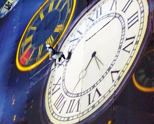 Doch solche Besuche brauchen wir wohl kaum zu befürchten, sind doch die Entfernungen im All so groß, dass sie nur in immensen Zeiträumen überwunden werden könnten. Und der Mensch wird es vielleicht nie schaffen, zu Planeten außerhalb des Sonnensystems vorzudringen.