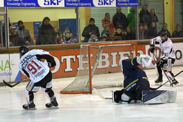Patrick Zimmermann (links) wird von Hayden Trupp (rechts) bedient und schiebt zum 1:0 ein.