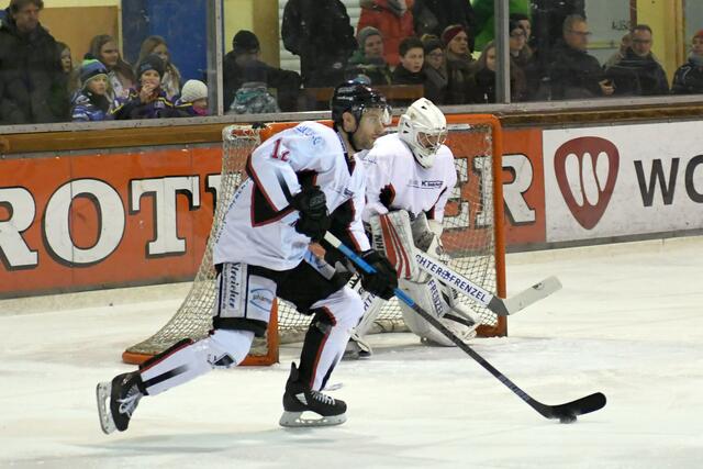 Gegen Schweinfurt war die Defensive sehr sattelfest (im Bild Dominic Auger und Goalie Donatas Žukovas).