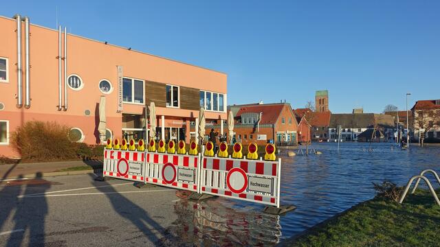 Das erste Winterhochwasser 2019 überschwemmte weite Bereiche der Altstadt, im Bildhintergrund die Nikolaikirche inmitten der Altstadt. Foto: Helmut Kuzina