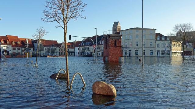 Die Wassermassen reichten bis an die Ecke Fischerreihe (Bildmitte) - Ulmenstraße (rechts). Foto: Helmut Kuzina