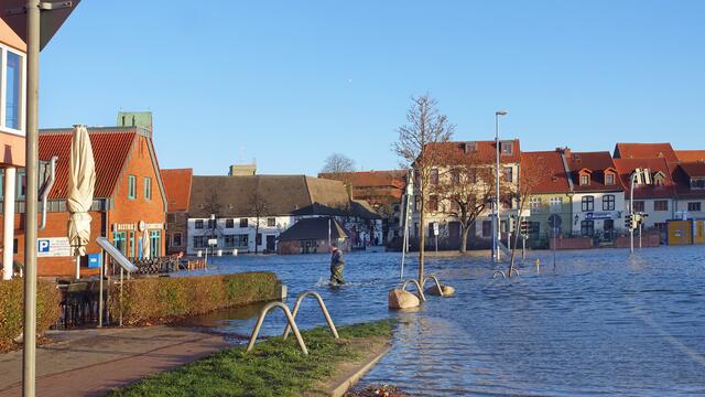 Wer eine Wathose besaß, für den war es kein Problem, diese Wasserstraße, die ansonsten tatsächlich im trockenen Zustand Wasserstraße heißt, am Alten Hafen zu überqueren. Foto: Helmut Kuzina