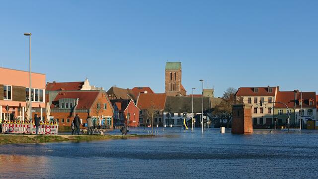 Der Fischerturm (halbrechts) stand während des Hochwassers mitten in den Wassermassen. Foto: Helmut Kuzina