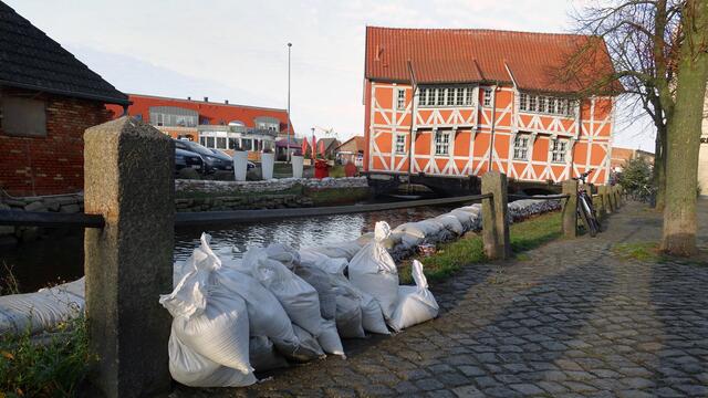 Am Stadtkanal: Allein 2500 Sandsäcke schützten den Bereich der Runden Grube. Foto: Helmut Kuzina