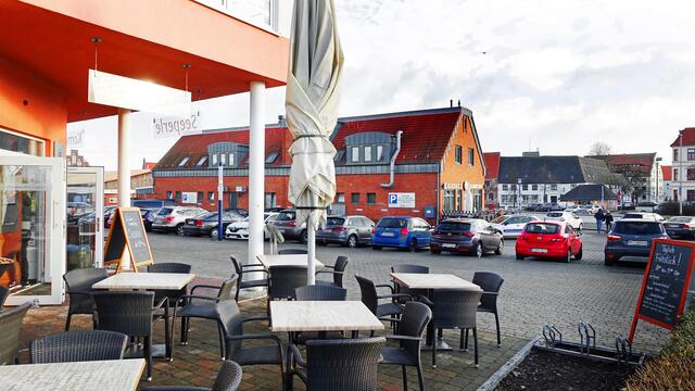 Das Hochwasser stand bis zu diesem gastronomischen Betrieb. Foto: Helmut Kuzina