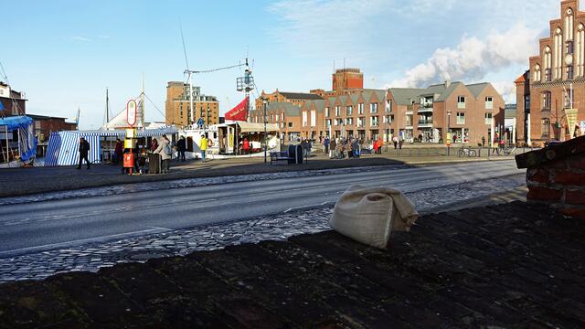 Am Alten Hafen: Das Hochwasser hatte am 2. Januar 2019 gegen 17 Uhr seinen Höchststand erreicht. Die Feuerwehr gab den Pegel mit 6,91 m an, normal ist ein Wasserstand von 5 m. Foto: Helmut Kuzina
