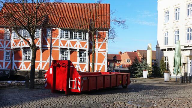 Auf dem Platz vor dem Fachwerkhaus "Altes Gewölbe":                         Die Stadt hatte in Containern Sandsäcke bereit gestellt. Foto: Helmut Kuzina