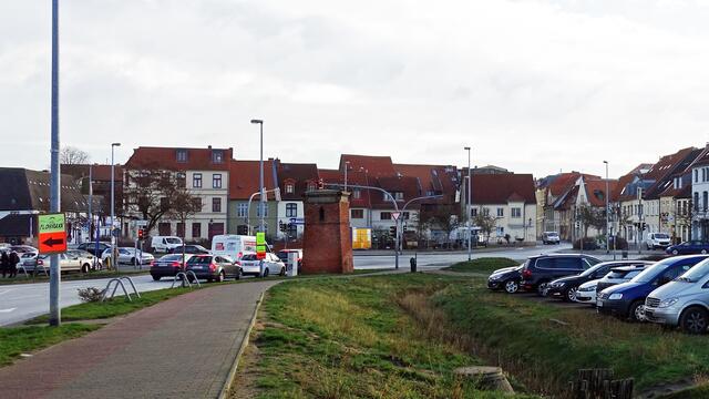 Geschäfts- und Wohnhäuser in Hafennähe:  Das Hochwasser hatte viele Einwohner ziemlich überrascht, denn sie rechneten mit 1,50 m und waren auf fast 2 m nicht vorbereitet. Foto: Helmut Kuzina