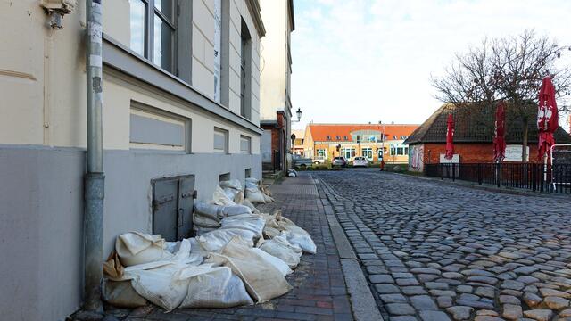 Am Ziegenmarkt: Noch liegen vor Türen und Kellerfenstern Sandsäcke. Insgesamt wurde festgestellt, dass das Hochwasser für die Wismarer glimpflich ausging. Foto: Helmut Kuzina