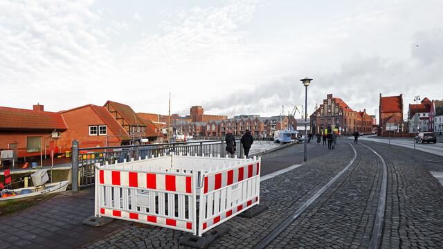 Auf der Promenade am Alten Hafen: Der Gehweg in Höhe der Gaststätte „Gottfrieds“ am Alten Hafen wurde durch das Hochwasser unterspült. Foto: Helmut Kuzina