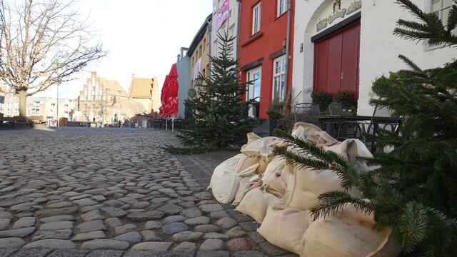 Auf dem Weg zum Wassertor: Mehrere Sandsäcke schützten die Häuserzeile am Lohberg. Foto: Helmut Kuzina