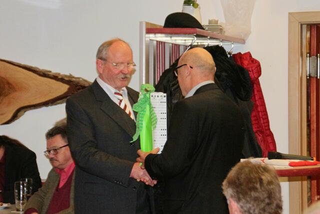Albert Koroschetz (2. Vorstand) übergibt dem 1. Vorstand Hans Ruf ein Present