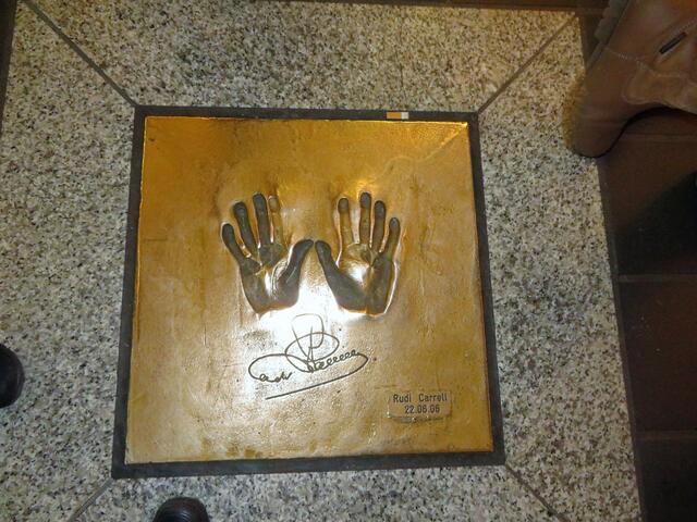 Ein Händeabdruck von Rudi Carell