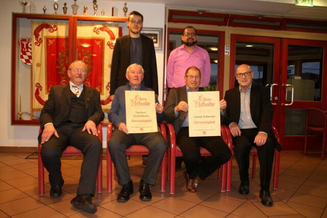 v.l. 1. Vorstand Hans Ruf, Zwiefelhofer(Ehrenmitglied), Schuster(Ehrenmitglied), Albert Koroschetz (2. Vorstand)      h.r.v.l Sebastian Segnitzer stellv. Vorstand, Rolando Peceros (Kassier)