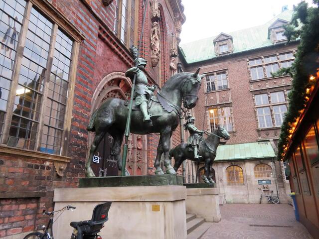 2 Herolde stehen flankiert am Ostportal des  Bremer Rathaus.