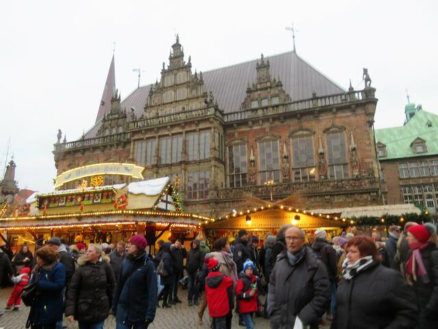 Im Hintergrund das Rathaus.