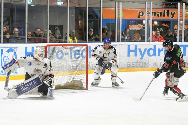 Hayden Trupp schiebt zum 8:2 Endstand ein.