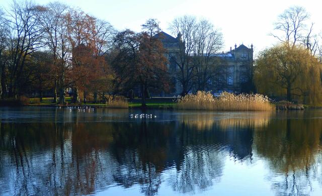 Spiegelung im Maschpark - Freitags von 14 – 17 Uhr ist der Eintritt in die Sammlungen kostenlos