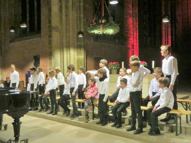 Knabenchor übt im Dom.