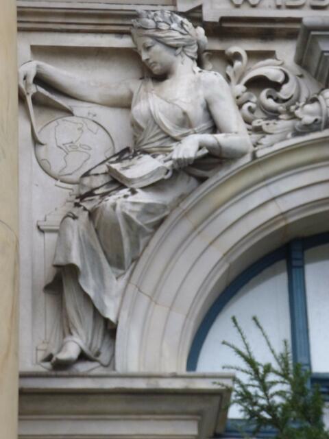 Allegorische Gestalt der Wissenschaft beim Vermessen der Erde von Georg Herting