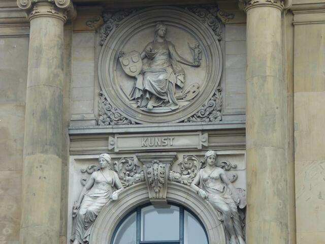 Allegorische Gestalt der Kunst von Georg Herting
Eckgruppe darunter von Georg Küsthardt