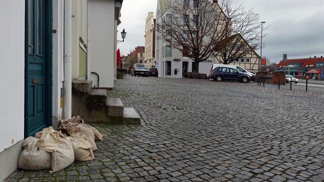 Am Lohberg in Hafennähe:  Die Berufsfeuerwehr hatte Anwohnern Hunderte Sandsäcke zur Verfügung gestellt. Foto: Helmut Kuzina