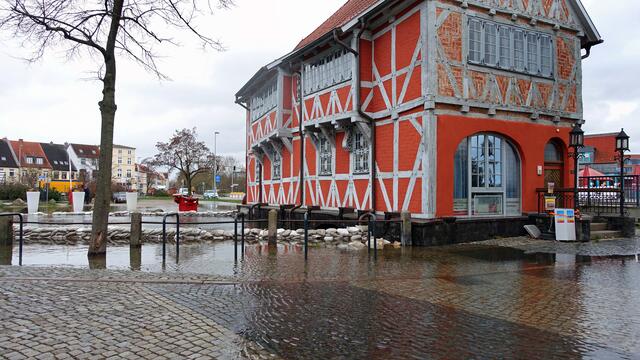 Durch die „Runde Grube“, den Stadtkanal, gab es beim Hafenhochwasser einen etwas höherer Wasserstand. Foto: Helmut Kuzina