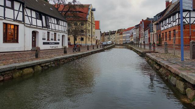 In der „Frischen Grube“, dem Stadtkanal, war durch das Hafenhochwasser ein höherer Wasserstand zu beobachten. Das hohe Gebäude (halbrechts) ist der ehemalige „Königsspeicher“. Foto: Helmut Kuzina